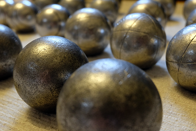 Détail de la collection de Patrice Cluzels comportant plusieurs centaines de boules différentes.